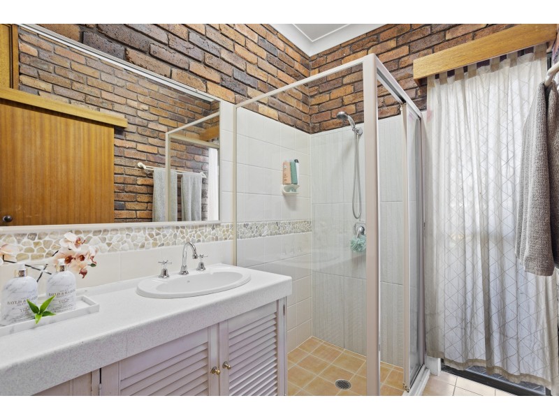 62 Collins Crescent, Benowa QLD 4217