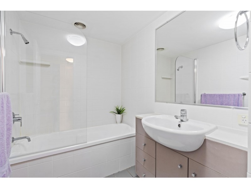 4/1 Riverwalk Avenue, Robina QLD 4226