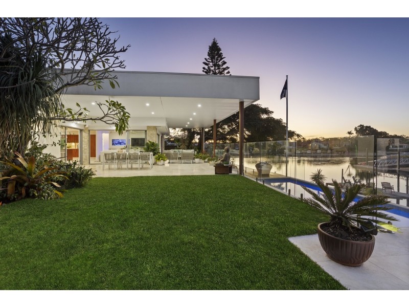 15 Alma Street, Broadbeach Waters QLD 4218