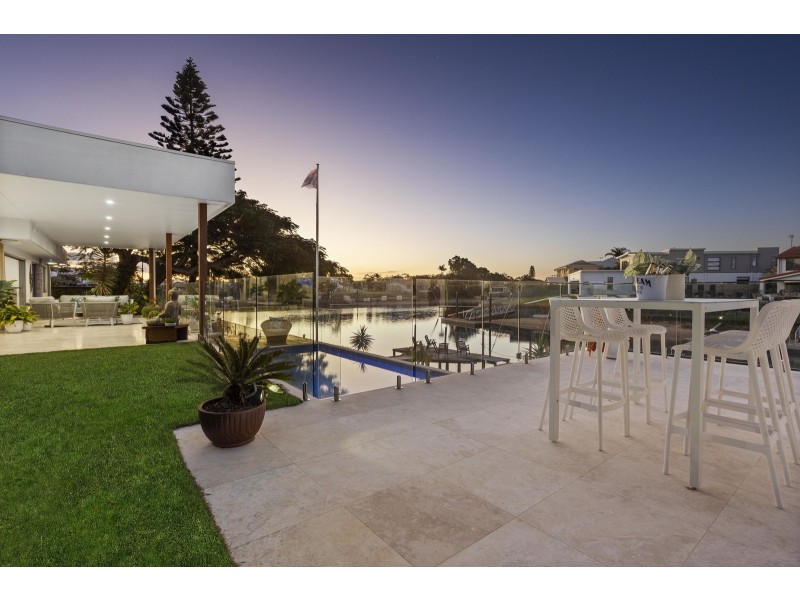 15 Alma Street, Broadbeach Waters QLD 4218
