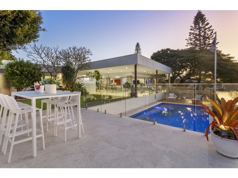 15 Alma Street, Broadbeach Waters QLD 4218