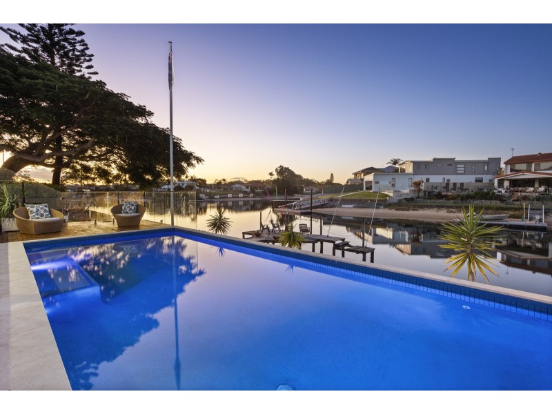 15 Alma Street, Broadbeach Waters QLD 4218