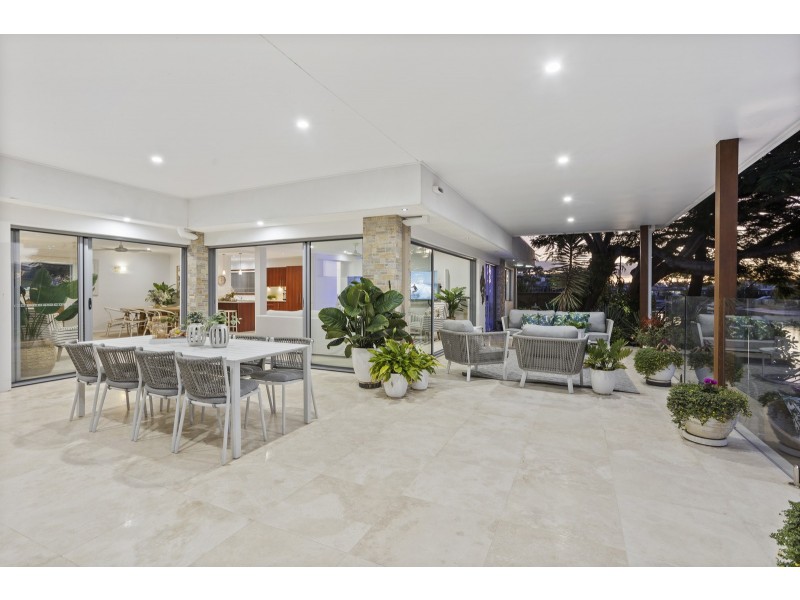 15 Alma Street, Broadbeach Waters QLD 4218