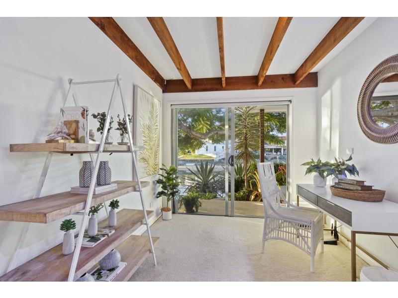 15 Alma Street, Broadbeach Waters QLD 4218