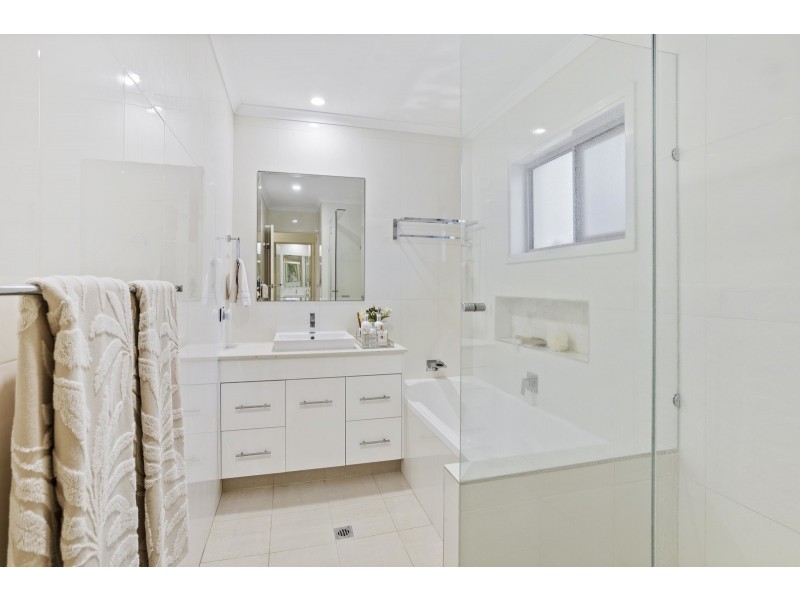 15 Alma Street, Broadbeach Waters QLD 4218