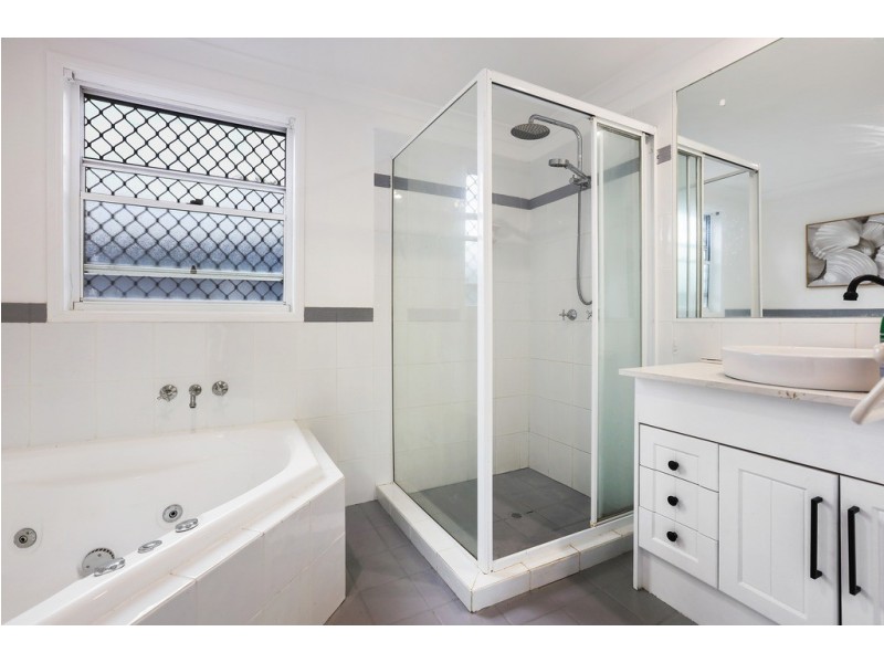 4 Malao Rise, Pacific Pines QLD 4211