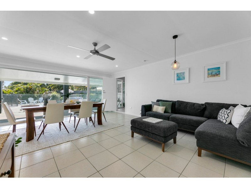 3 Goolagong Court, Broadbeach Waters QLD 4218