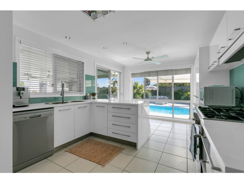 3 Goolagong Court, Broadbeach Waters QLD 4218