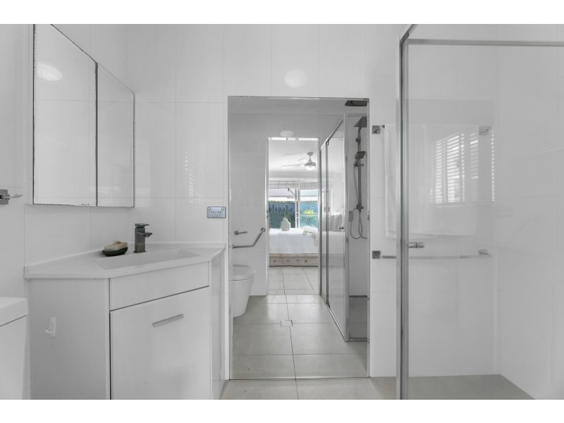 3 Goolagong Court, Broadbeach Waters QLD 4218