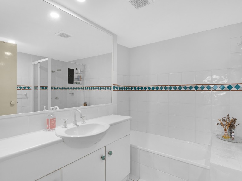 B13/1 Great Hall Drive, Miami QLD 4220