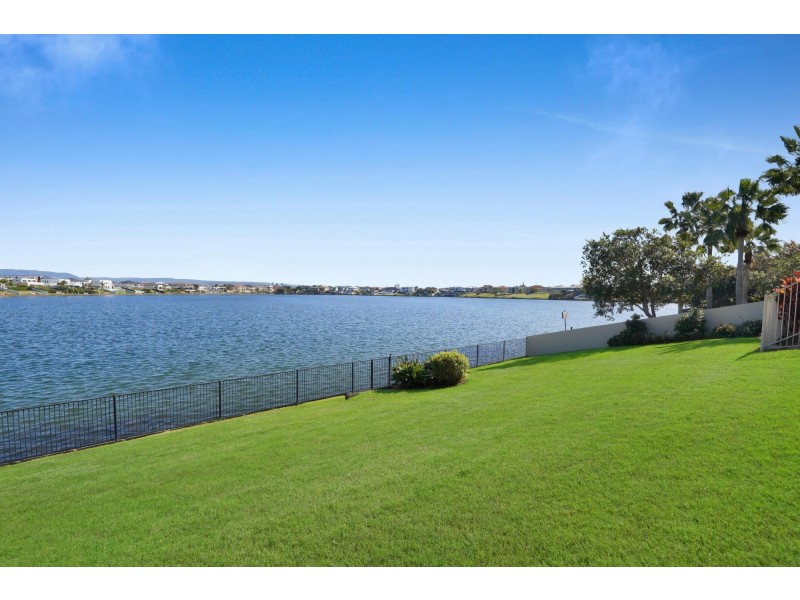 152 Sir Bruce Small Boulevard, Benowa Waters QLD 4217