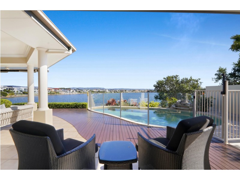 152 Sir Bruce Small Boulevard, Benowa Waters QLD 4217