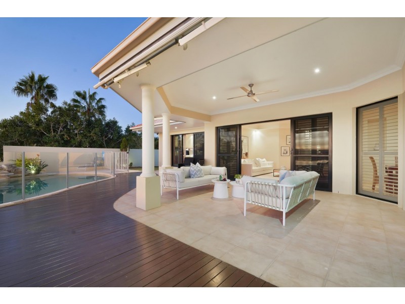 152 Sir Bruce Small Boulevard, Benowa Waters QLD 4217