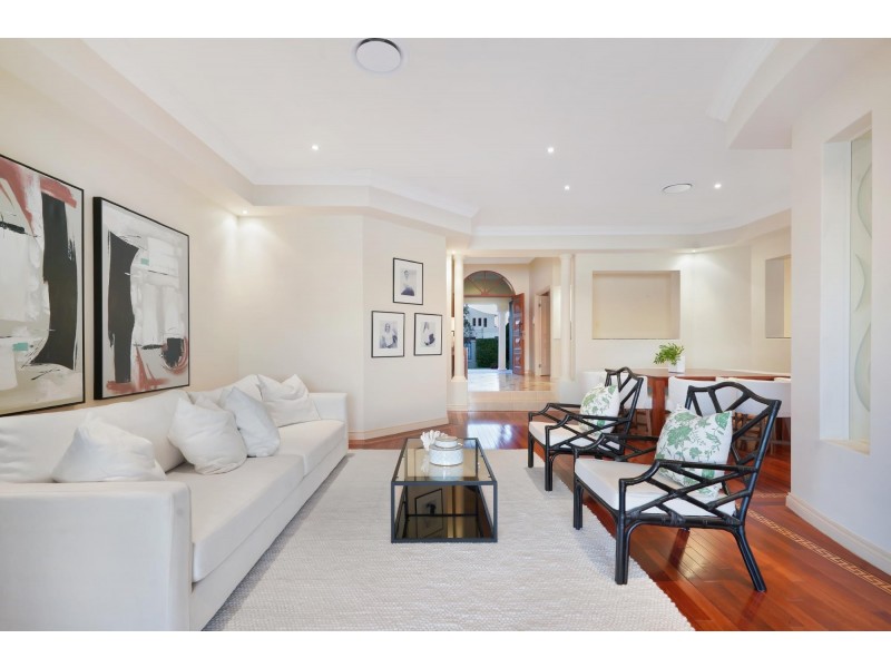 152 Sir Bruce Small Boulevard, Benowa Waters QLD 4217