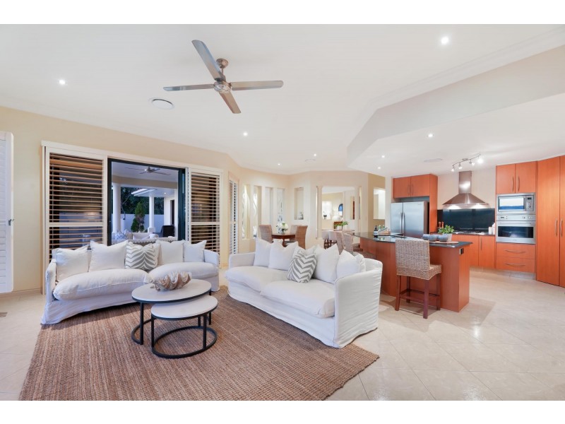 152 Sir Bruce Small Boulevard, Benowa Waters QLD 4217