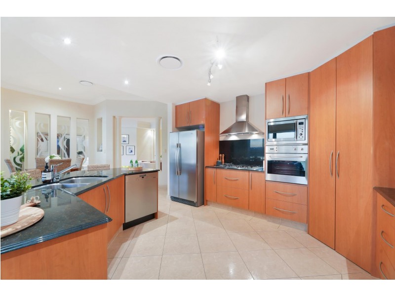 152 Sir Bruce Small Boulevard, Benowa Waters QLD 4217