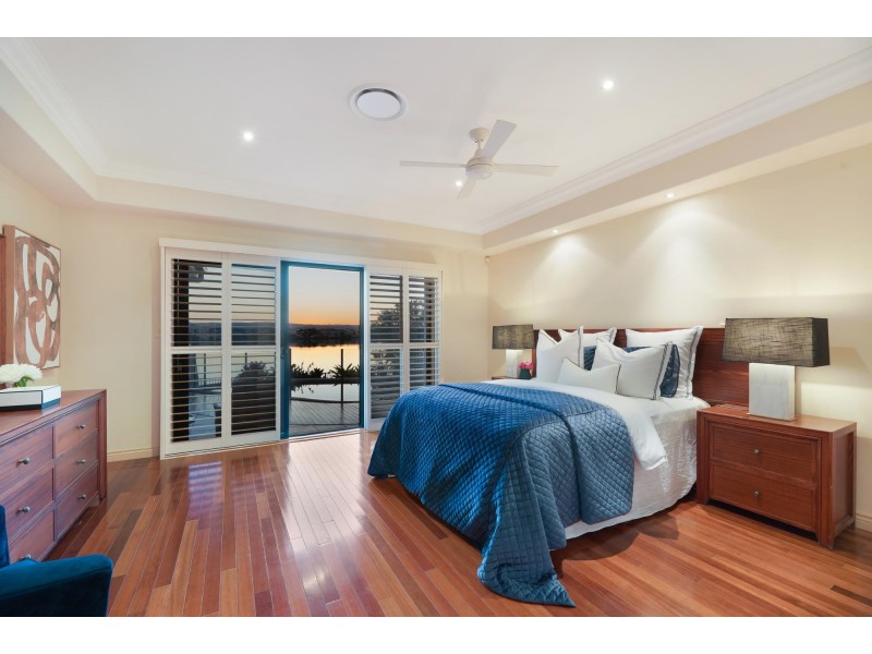 152 Sir Bruce Small Boulevard, Benowa Waters QLD 4217