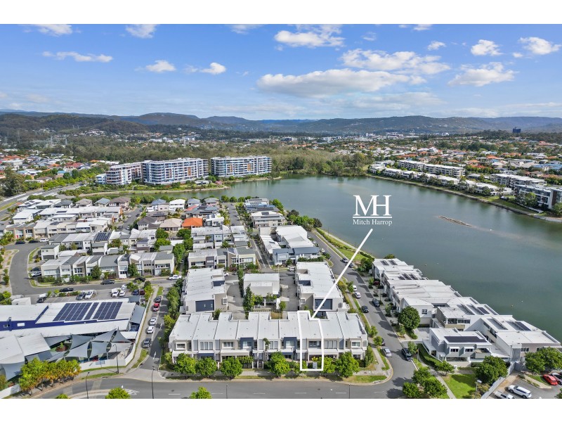 9/2 Emily Way, Varsity Lakes QLD 4227