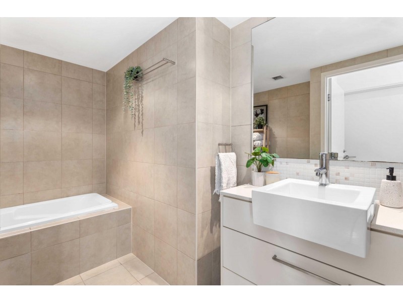 1602/12-14 Executive Drive, Burleigh Waters QLD 4220