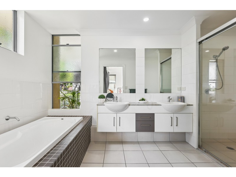 8/10 Valbonne Avenue, Varsity Lakes QLD 4227