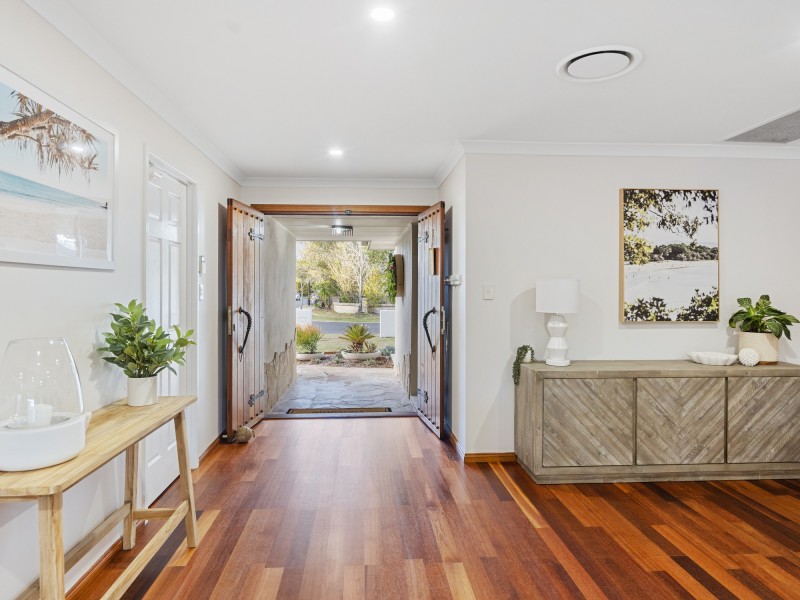 26 Lakes Circuit, Burleigh Waters QLD 4220