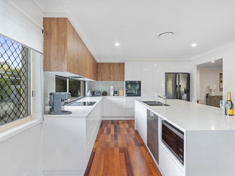 26 Lakes Circuit, Burleigh Waters QLD 4220