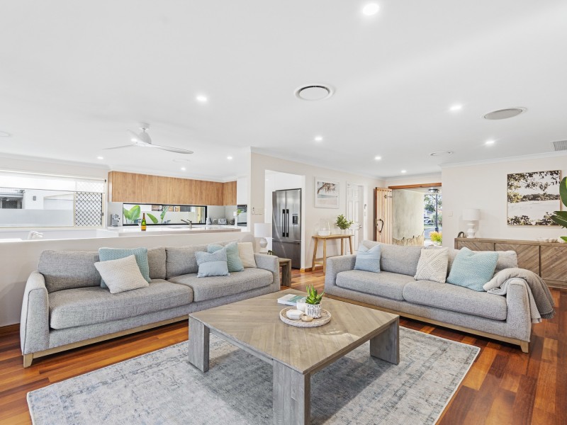 26 Lakes Circuit, Burleigh Waters QLD 4220