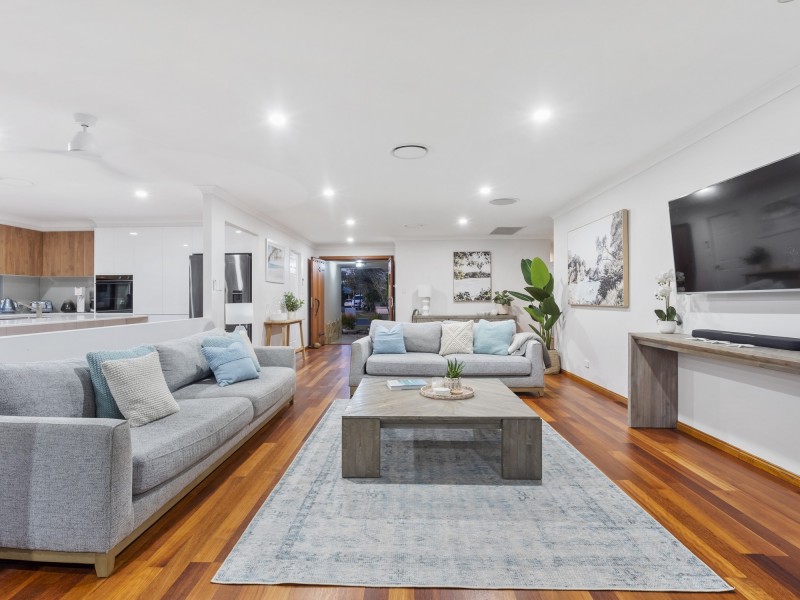 26 Lakes Circuit, Burleigh Waters QLD 4220