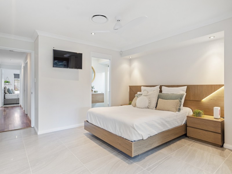 26 Lakes Circuit, Burleigh Waters QLD 4220