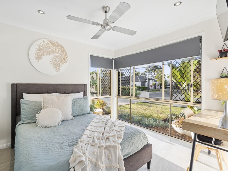 26 Lakes Circuit, Burleigh Waters QLD 4220
