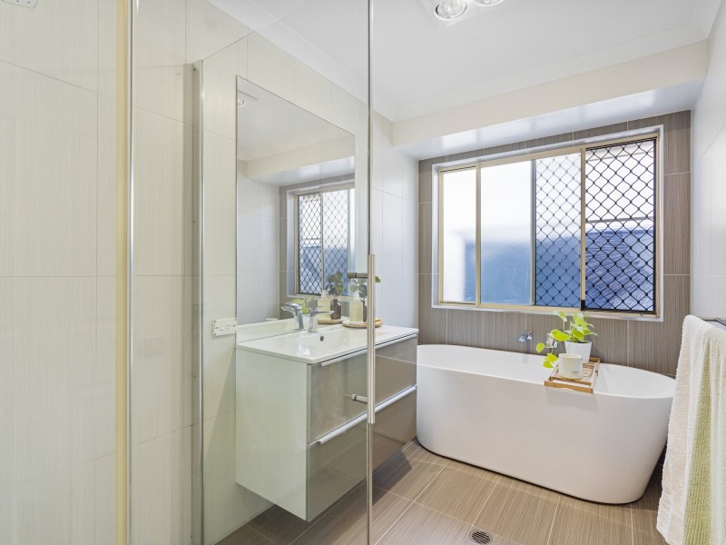 26 Lakes Circuit, Burleigh Waters QLD 4220