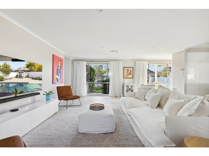 8 Vaucluse Place, Robina QLD 4226