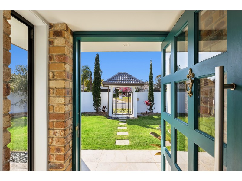8 Vaucluse Place, Robina QLD 4226