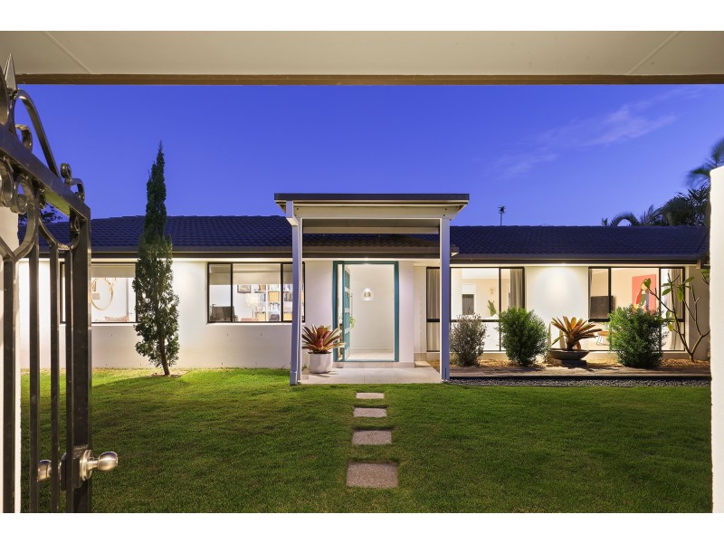 8 Vaucluse Place, Robina QLD 4226