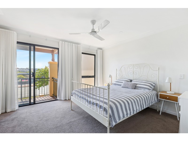 86/302 Christine Avenue, Varsity Lakes QLD 4227