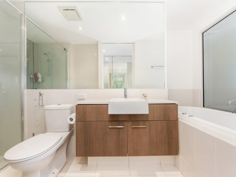 16/310 Easthill Drive, Robina QLD 4226