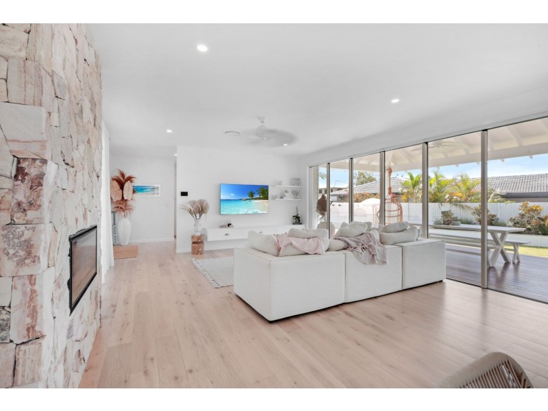 1 Dabchick Drive, Burleigh Waters QLD 4220