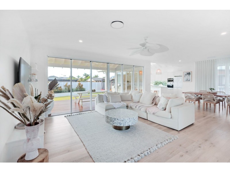 1 Dabchick Drive, Burleigh Waters QLD 4220