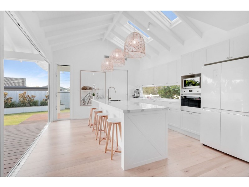 1 Dabchick Drive, Burleigh Waters QLD 4220