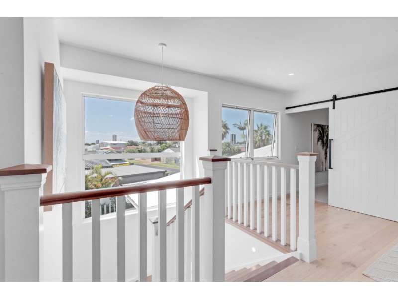 1 Dabchick Drive, Burleigh Waters QLD 4220