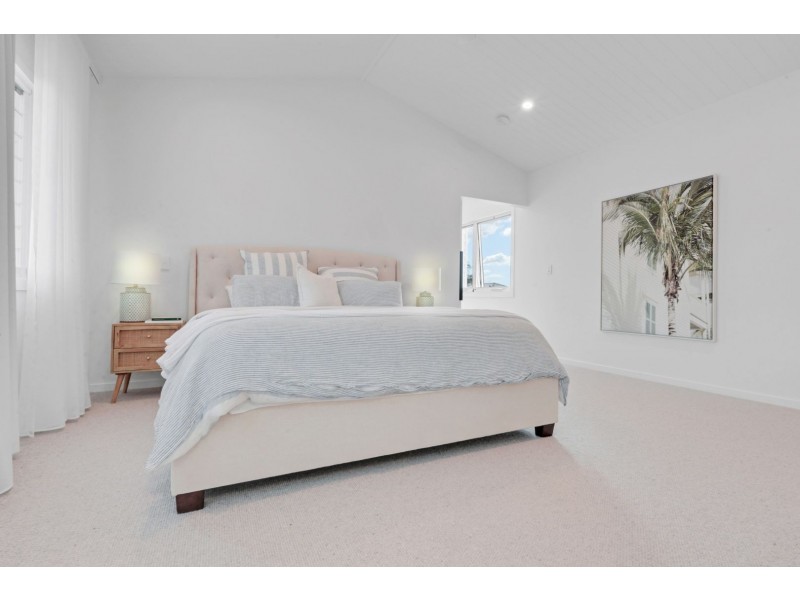 1 Dabchick Drive, Burleigh Waters QLD 4220