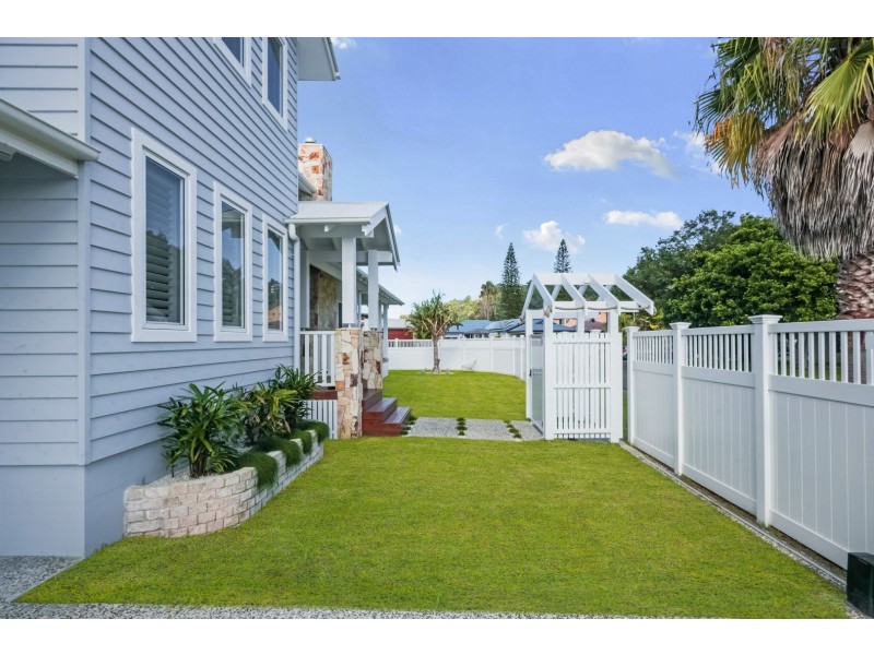 1 Dabchick Drive, Burleigh Waters QLD 4220