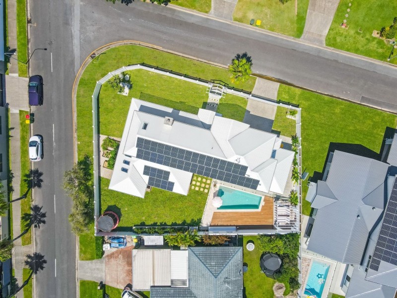 1 Dabchick Drive, Burleigh Waters QLD 4220