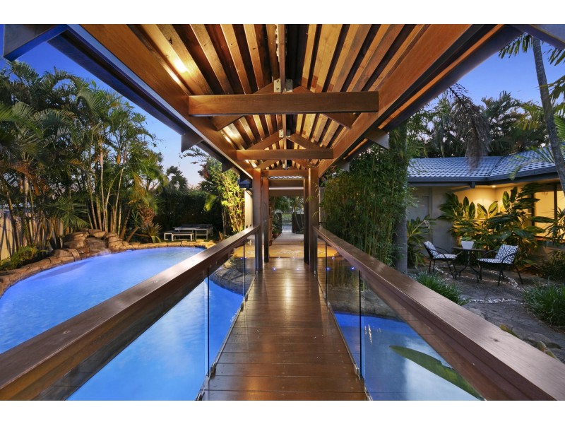 4 River Crescent, Broadbeach Waters QLD 4218