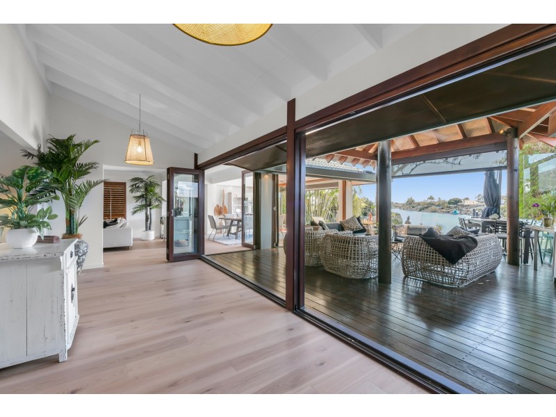 4 River Crescent, Broadbeach Waters QLD 4218