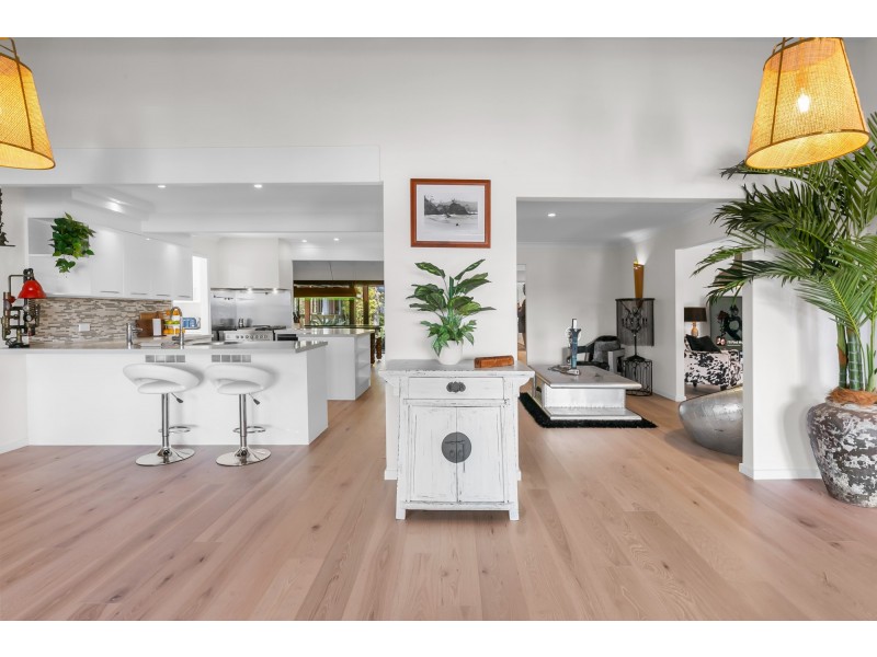 4 River Crescent, Broadbeach Waters QLD 4218