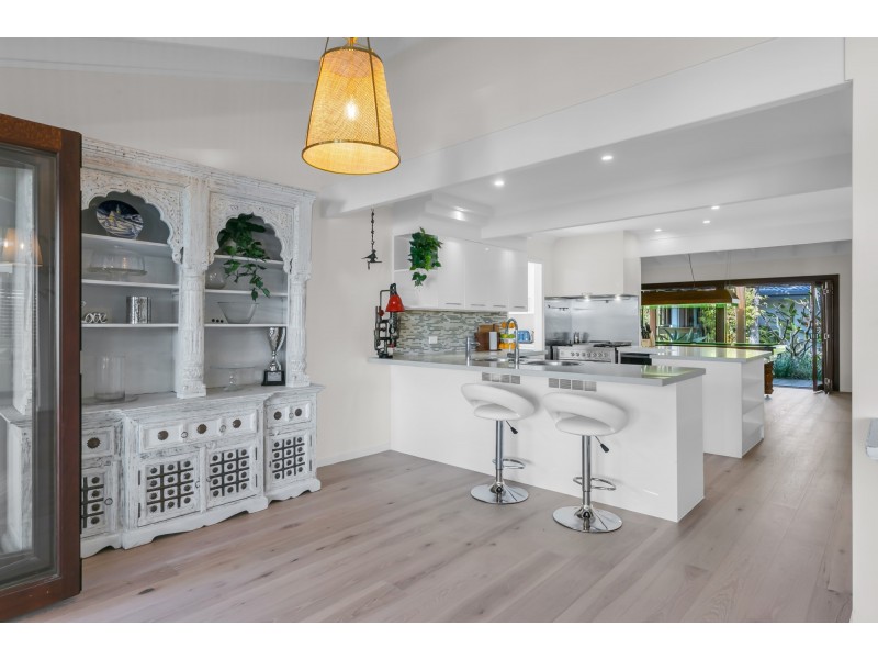 4 River Crescent, Broadbeach Waters QLD 4218