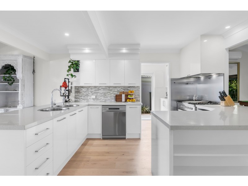 4 River Crescent, Broadbeach Waters QLD 4218