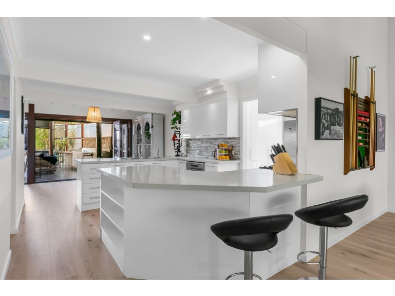 4 River Crescent, Broadbeach Waters QLD 4218