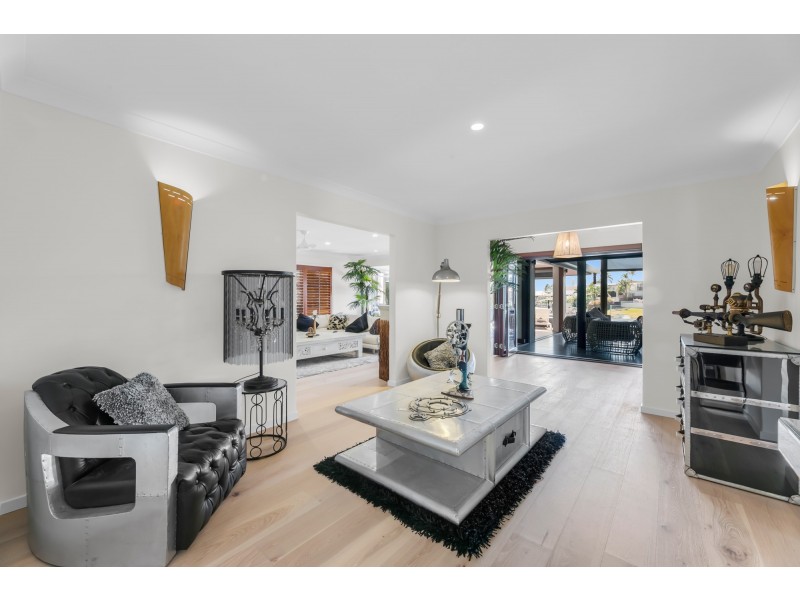 4 River Crescent, Broadbeach Waters QLD 4218